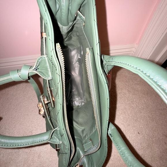 Badgley Mischka Elegant Green Quilted Handbag - Picture 5 of 7